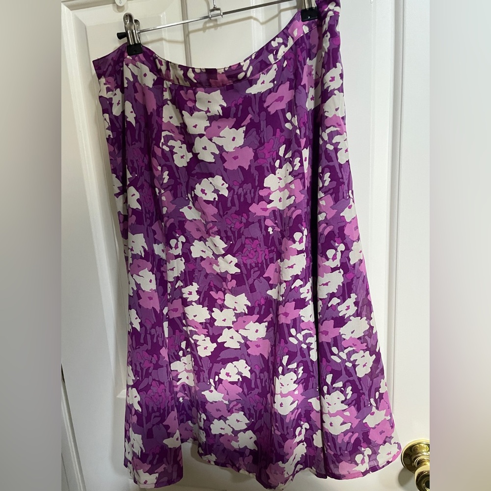 Liz Claiborne Purple flowered Skirt, side zipper, no rips or tears- smoke free